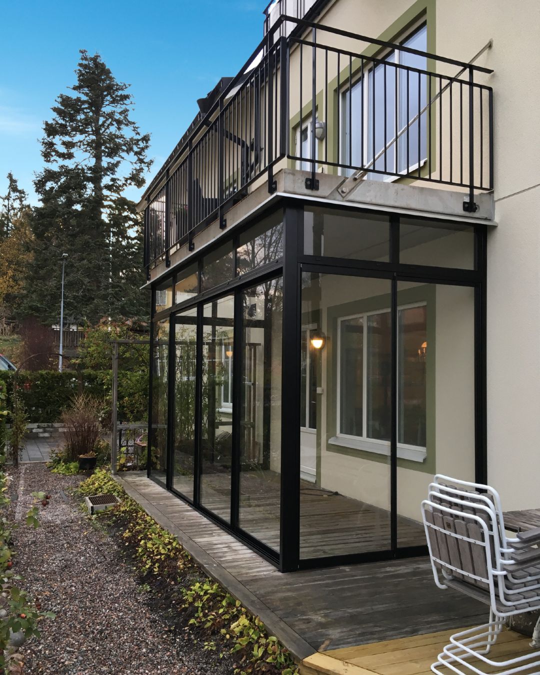 uterum aluminium svart uterum aluminium svart, på trädäck och balkong med räcke ovanför