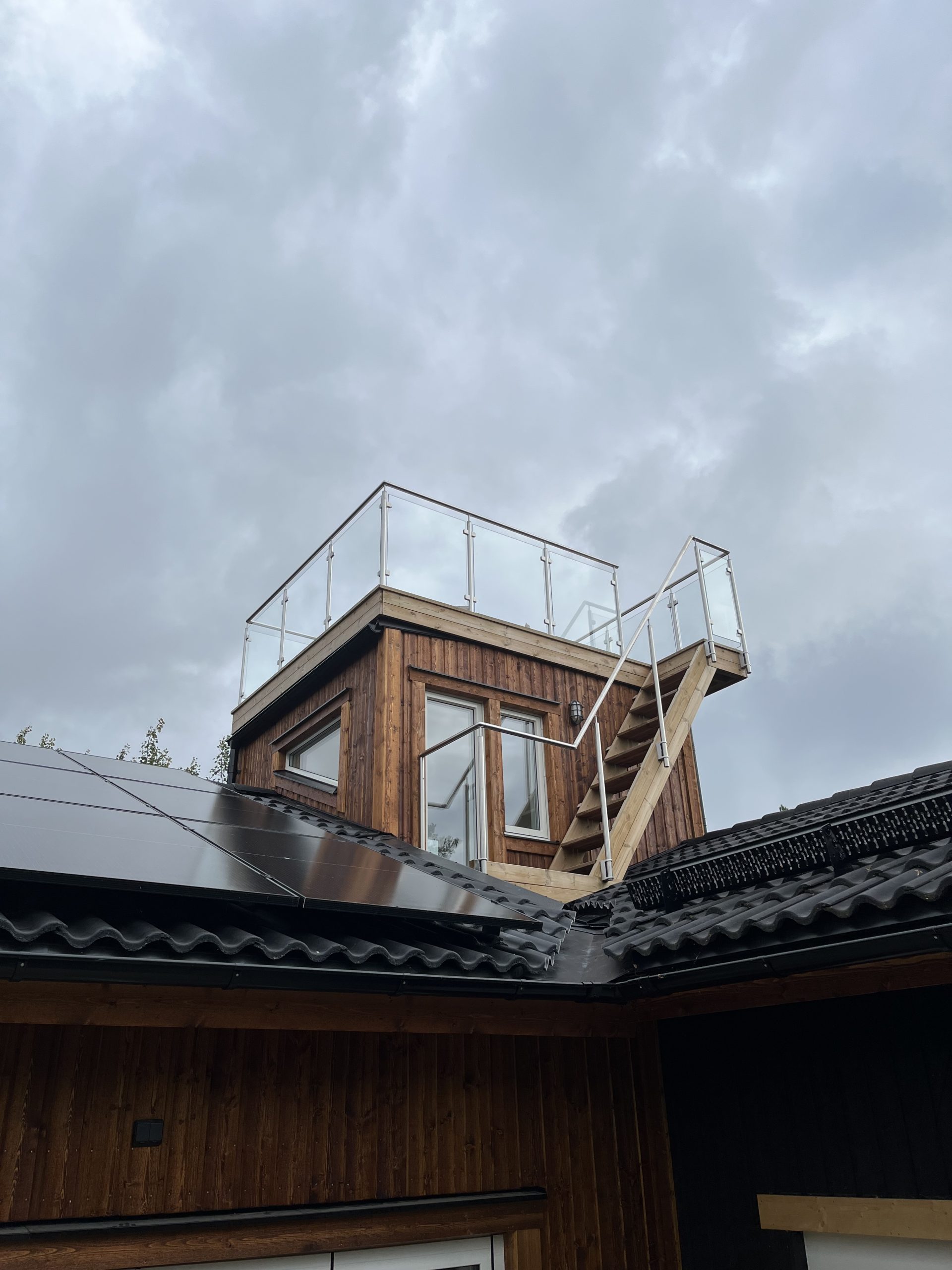 glasräcke med stolpar glasräcke med stolpar på tak